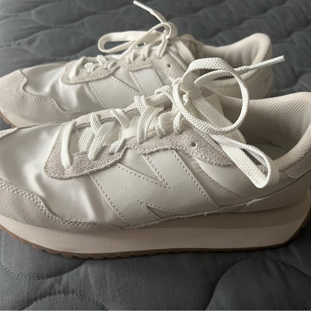New Balance Women's 237 Shoes size 8 medium. Lightly worn, smoke free home.
